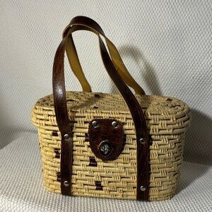 HANDBAG Woven Basket Bag with Contrasting Vegan Leather Straps Turn Knob Closure